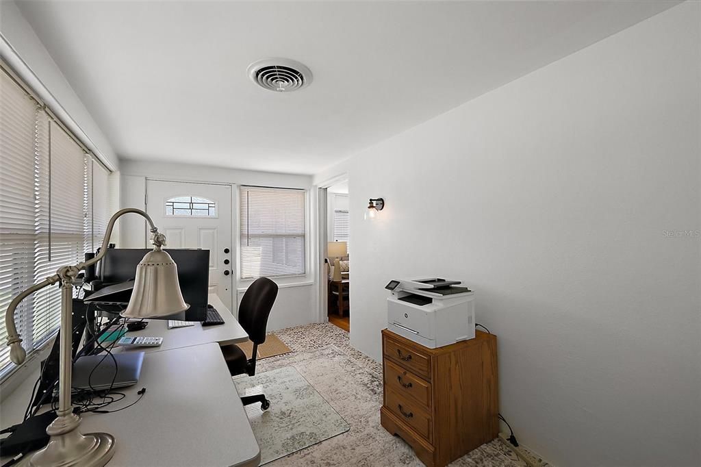 Active With Contract: $225,000 (2 beds, 1 baths, 1008 Square Feet)