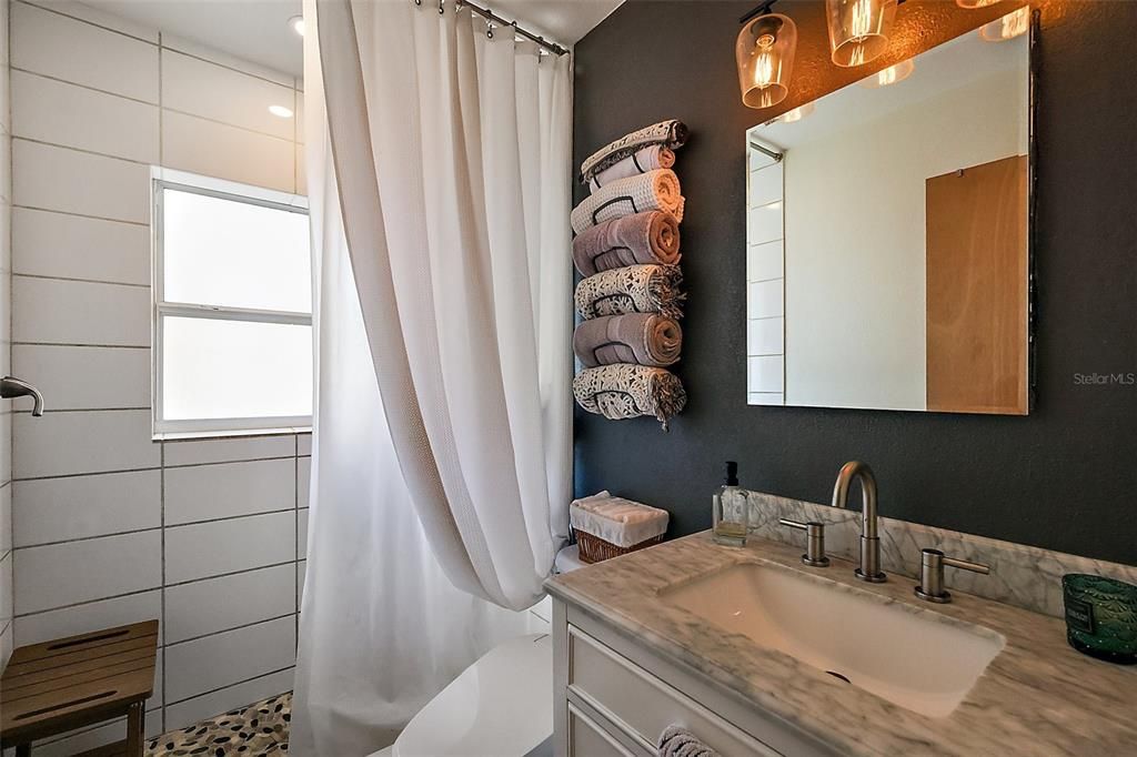 Active With Contract: $225,000 (2 beds, 1 baths, 1008 Square Feet)