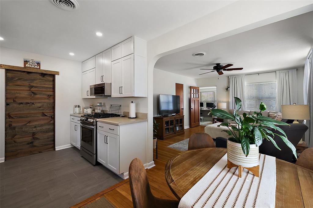 Active With Contract: $225,000 (2 beds, 1 baths, 1008 Square Feet)