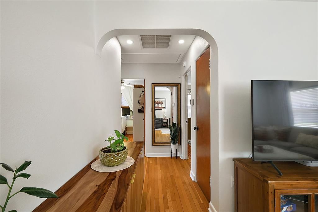 Active With Contract: $225,000 (2 beds, 1 baths, 1008 Square Feet)