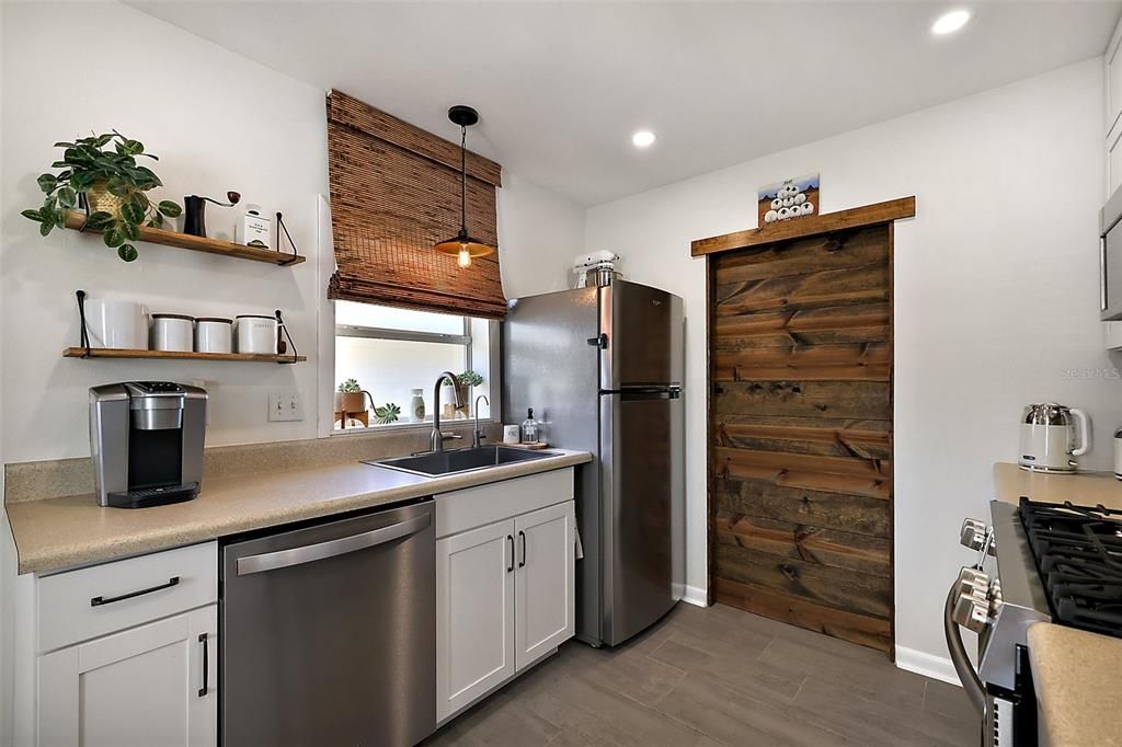 Active With Contract: $225,000 (2 beds, 1 baths, 1008 Square Feet)