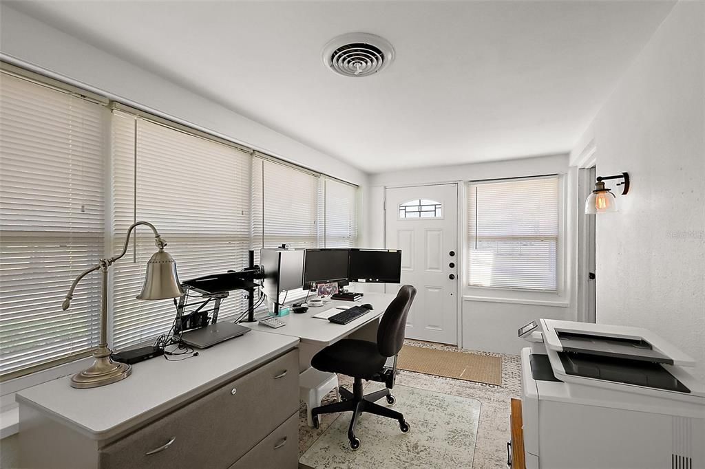 Active With Contract: $225,000 (2 beds, 1 baths, 1008 Square Feet)