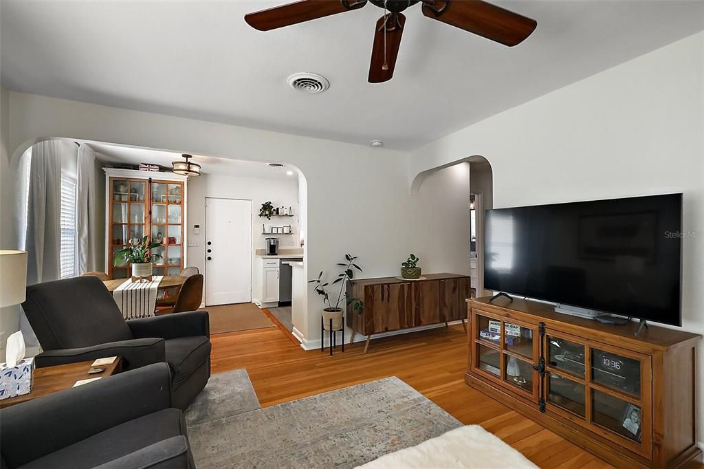 Active With Contract: $225,000 (2 beds, 1 baths, 1008 Square Feet)