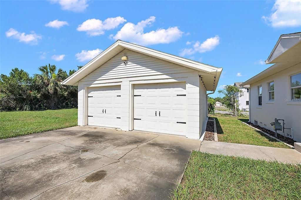 Active With Contract: $225,000 (2 beds, 1 baths, 1008 Square Feet)