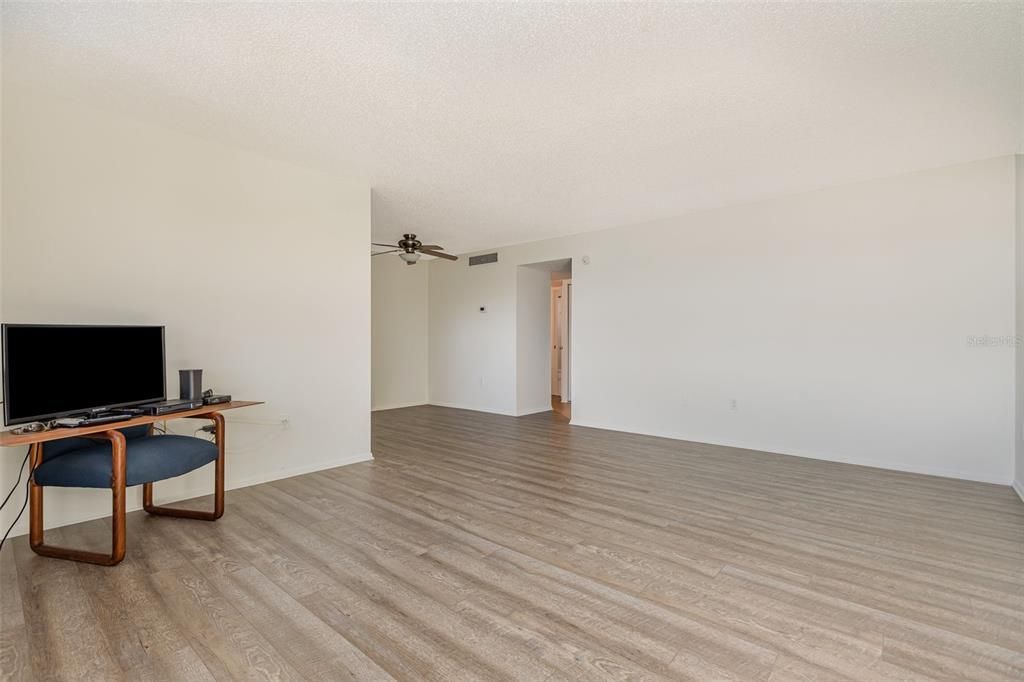 For Sale: $89,000 (1 beds, 1 baths, 630 Square Feet)