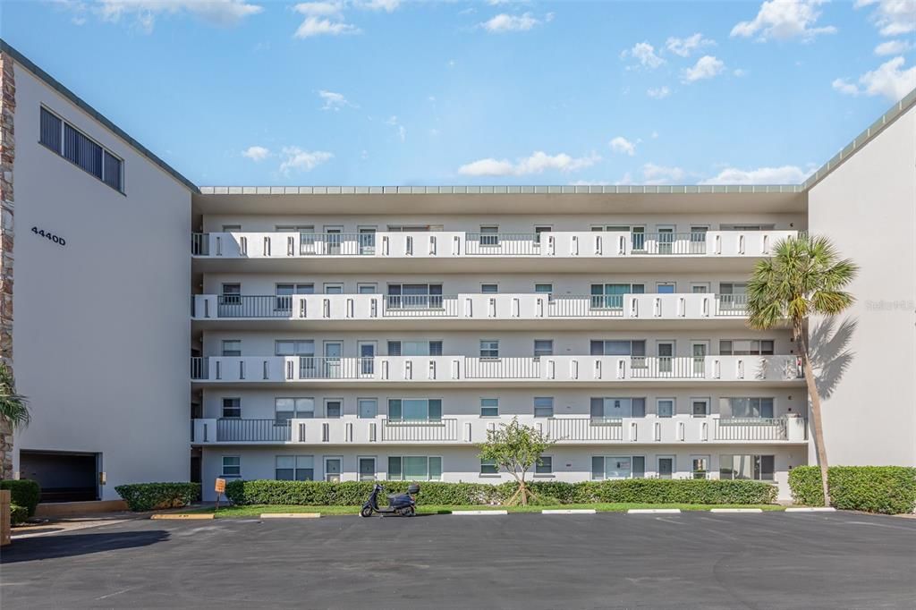 For Sale: $89,000 (1 beds, 1 baths, 630 Square Feet)