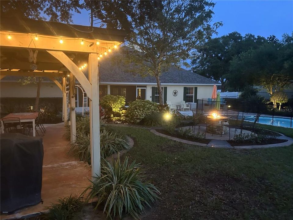 合同活跃: $599,000 (4 贝兹, 3 浴室, 2774 平方英尺)