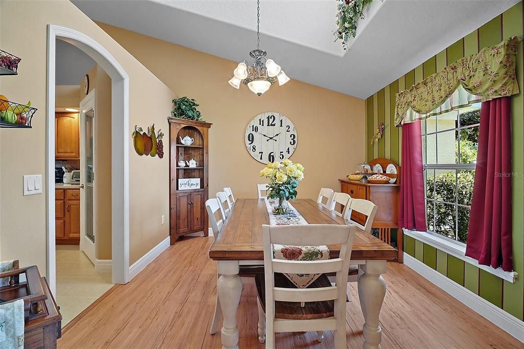 合同活跃: $599,000 (4 贝兹, 3 浴室, 2774 平方英尺)