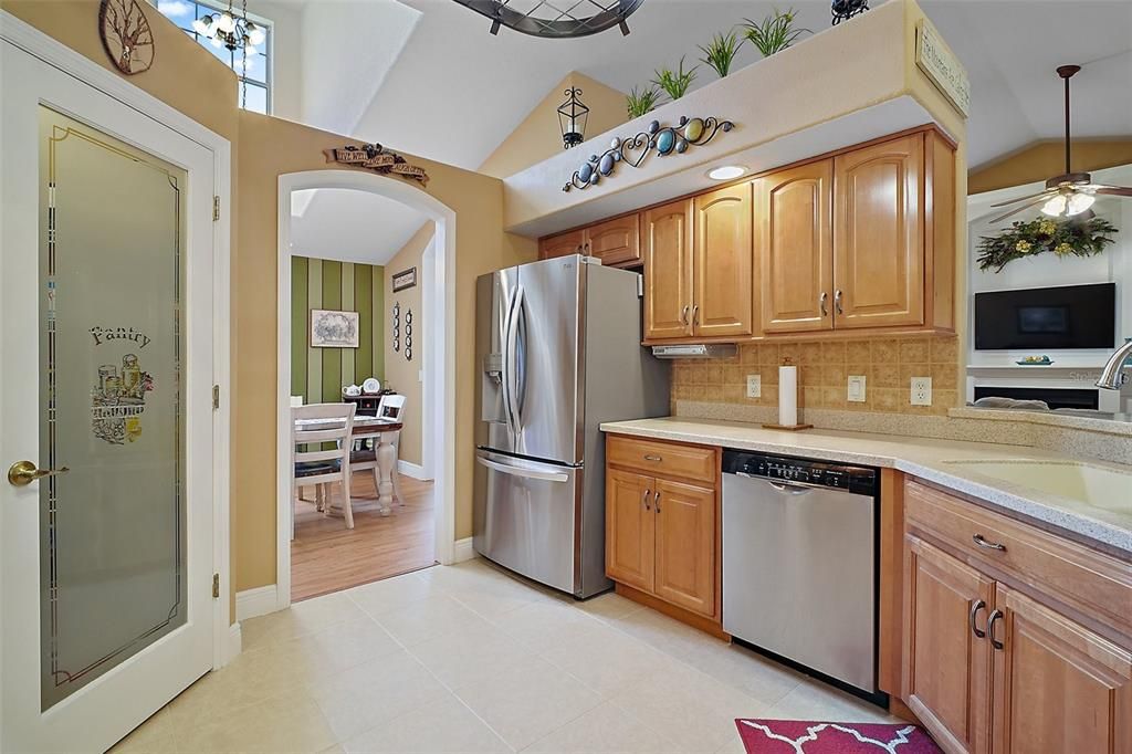 合同活跃: $599,000 (4 贝兹, 3 浴室, 2774 平方英尺)