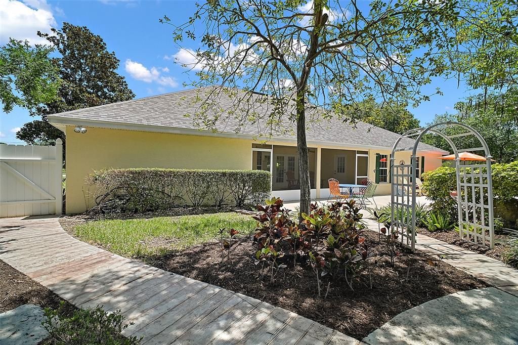 合同活跃: $599,000 (4 贝兹, 3 浴室, 2774 平方英尺)