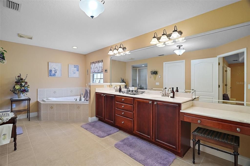 合同活跃: $599,000 (4 贝兹, 3 浴室, 2774 平方英尺)