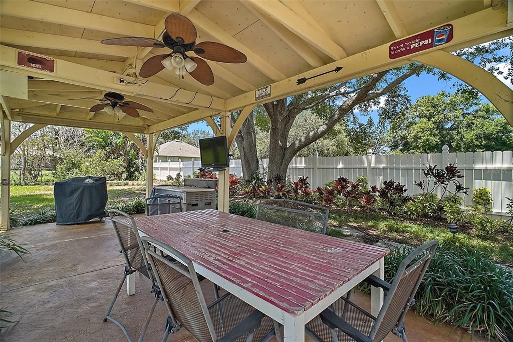 合同活跃: $599,000 (4 贝兹, 3 浴室, 2774 平方英尺)