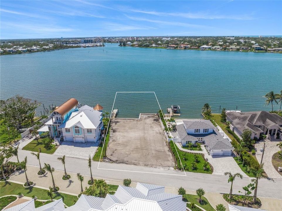 На продажу: $1,650,000 (0.23 acres)