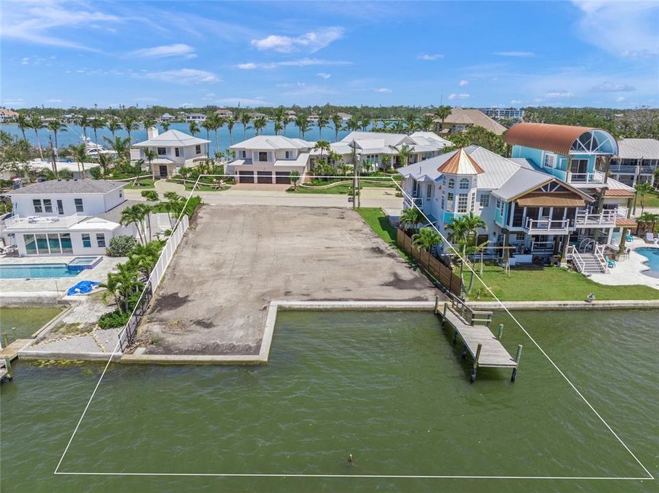 На продажу: $1,650,000 (0.23 acres)