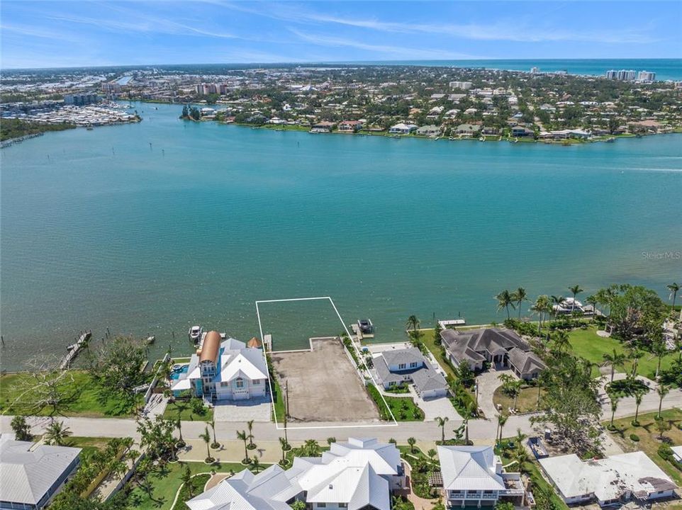 На продажу: $1,650,000 (0.23 acres)