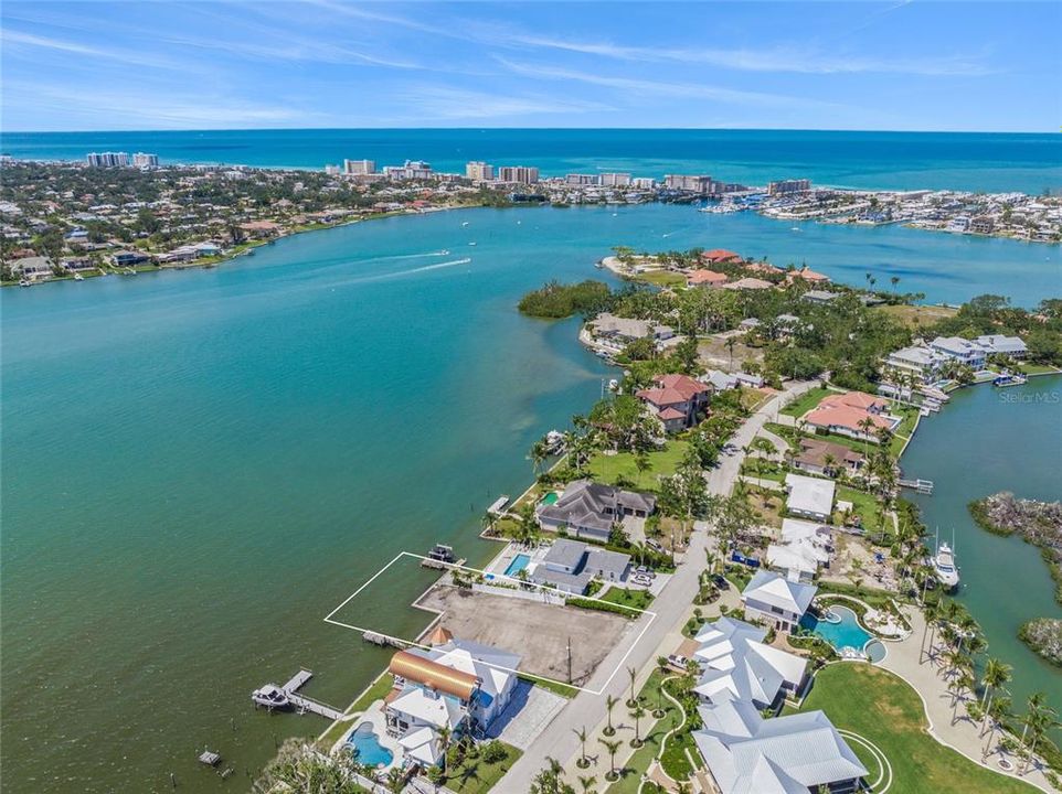 На продажу: $1,650,000 (0.23 acres)