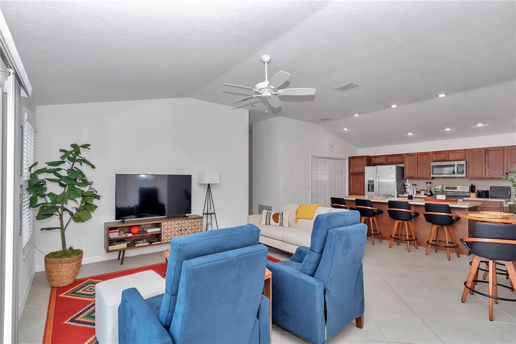 На продажу: $309,000 (2 спален, 2 ванн, 1203 Квадратных фут)