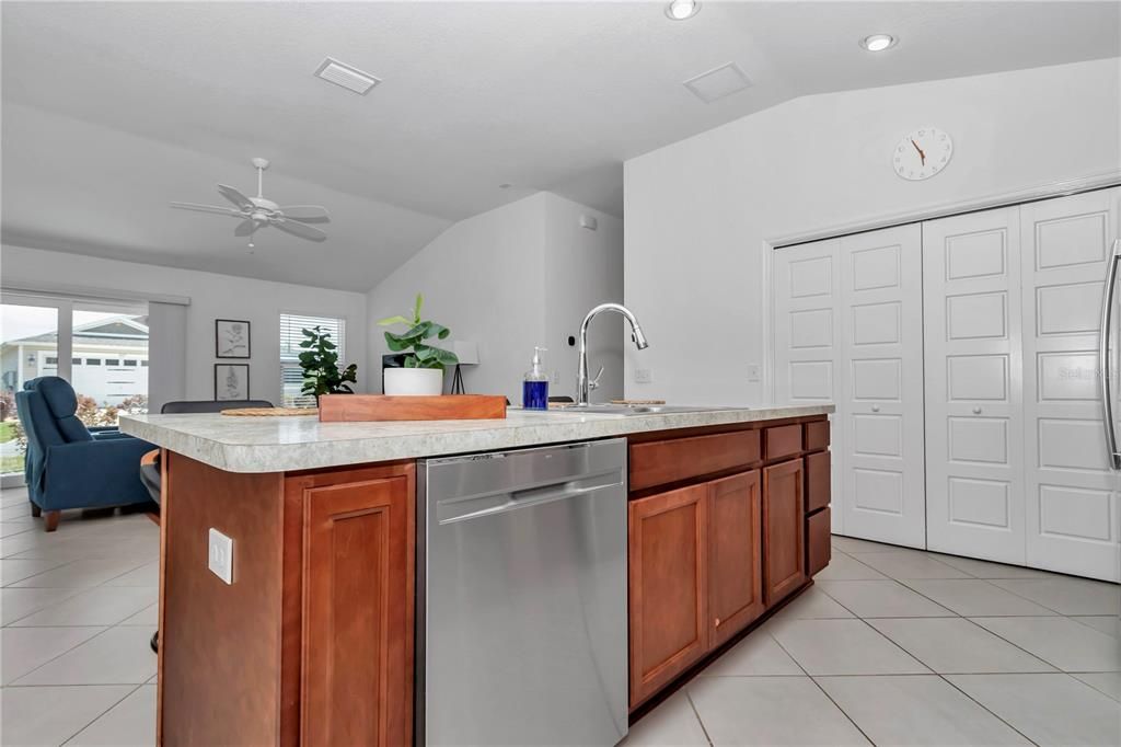 На продажу: $309,000 (2 спален, 2 ванн, 1203 Квадратных фут)