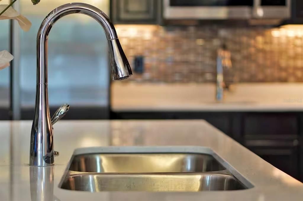 待售: $1,398,000 (12 贝兹, 11 浴室, 4954 平方英尺)