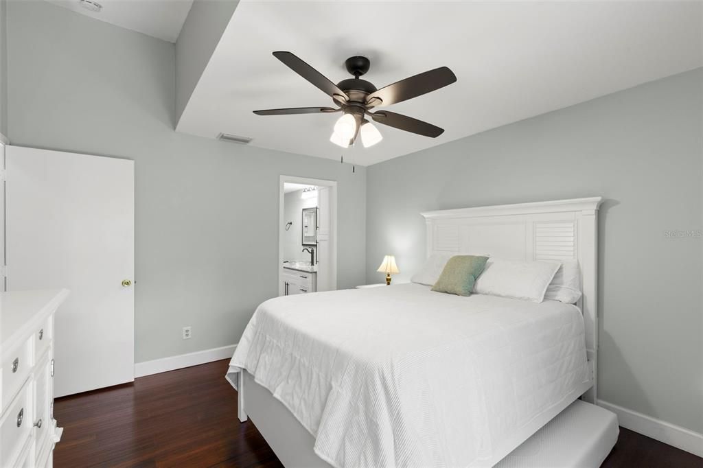 For Sale: $275,000 (2 beds, 2 baths, 1425 Square Feet)