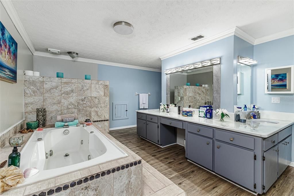 待售: $720,000 (5 贝兹, 4 浴室, 4479 平方英尺)