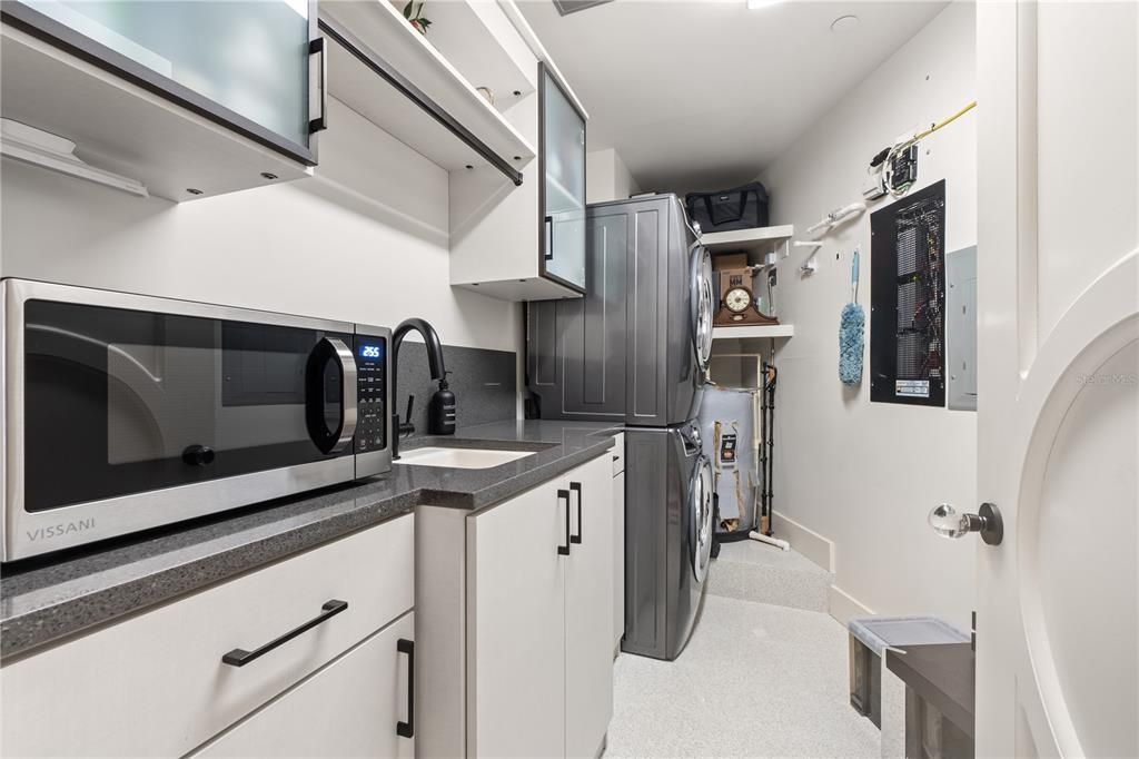 Active With Contract: $1,650,000 (2 beds, 2 baths, 2575 Square Feet)