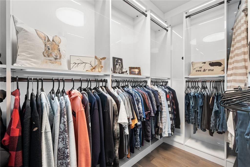 Active With Contract: $1,650,000 (2 beds, 2 baths, 2575 Square Feet)