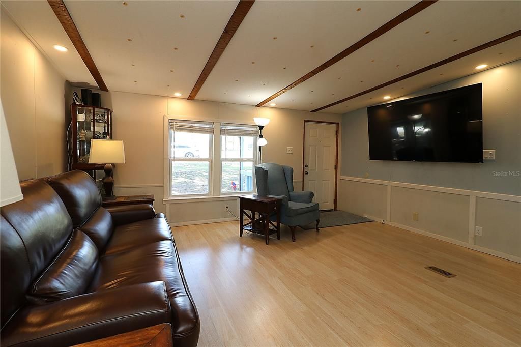 Под контрактом: $163,000 (3 спален, 2 ванн, 1449 Квадратных фут)