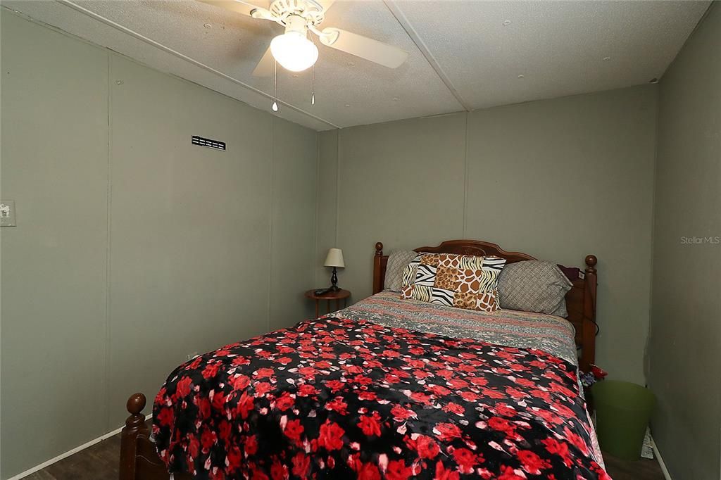 Под контрактом: $163,000 (3 спален, 2 ванн, 1449 Квадратных фут)