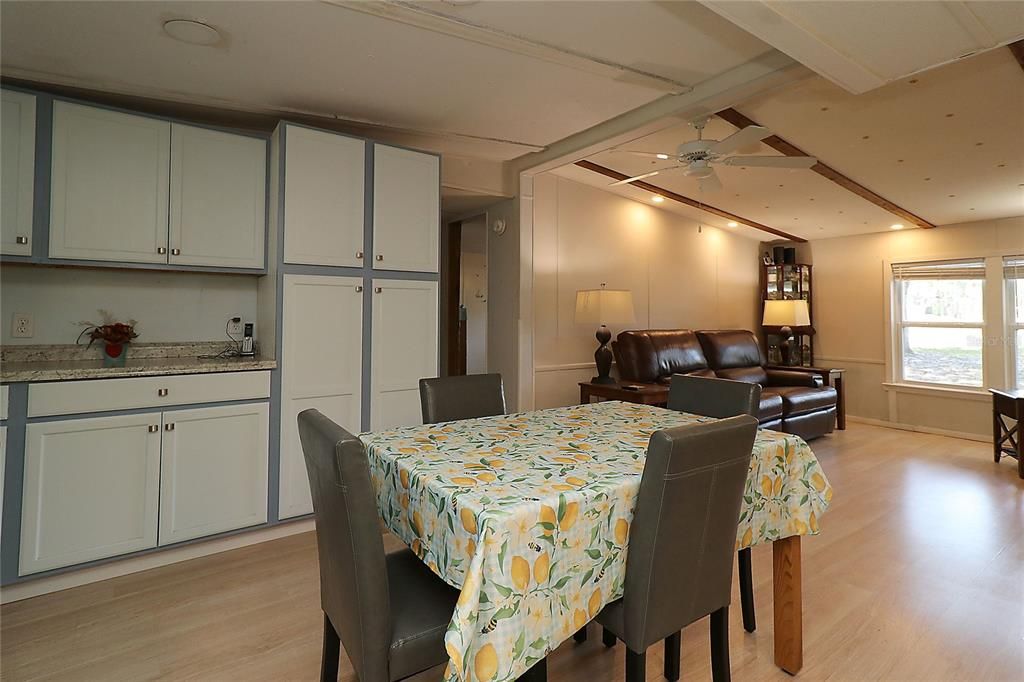 Под контрактом: $163,000 (3 спален, 2 ванн, 1449 Квадратных фут)