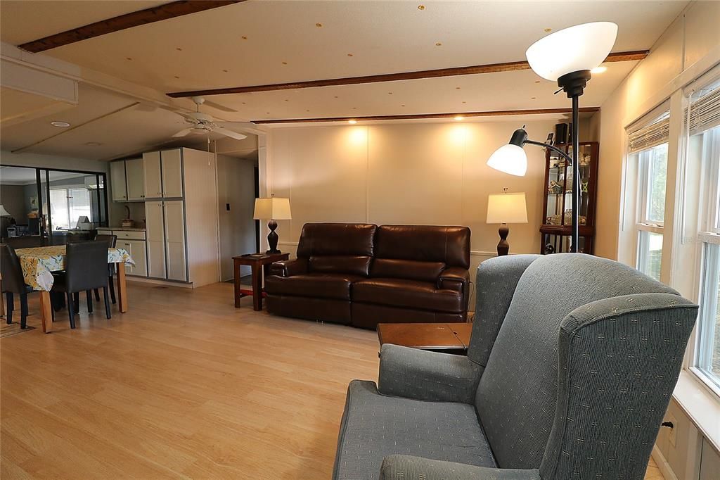 Под контрактом: $163,000 (3 спален, 2 ванн, 1449 Квадратных фут)