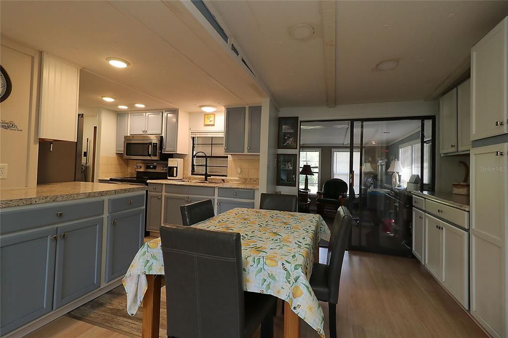 Под контрактом: $163,000 (3 спален, 2 ванн, 1449 Квадратных фут)