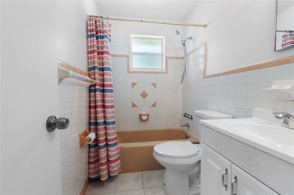 Active With Contract: $219,900 (3 beds, 1 baths, 1262 Square Feet)