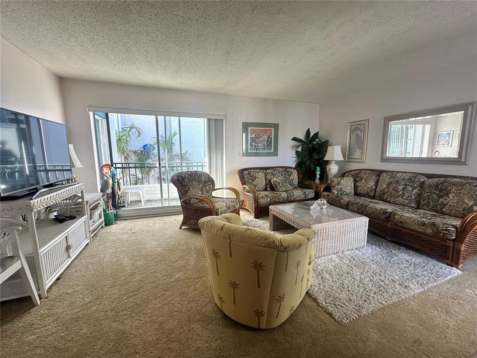 Под контрактом: $275,000 (2 спален, 1 ванн, 915 Квадратных фут)