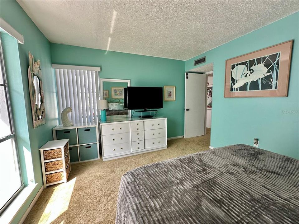 Под контрактом: $275,000 (2 спален, 1 ванн, 915 Квадратных фут)