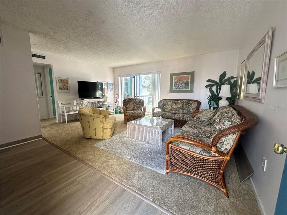 Под контрактом: $275,000 (2 спален, 1 ванн, 915 Квадратных фут)