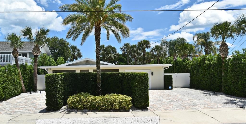 For Sale: $1,045,000 (3 beds, 2 baths, 1425 Square Feet)