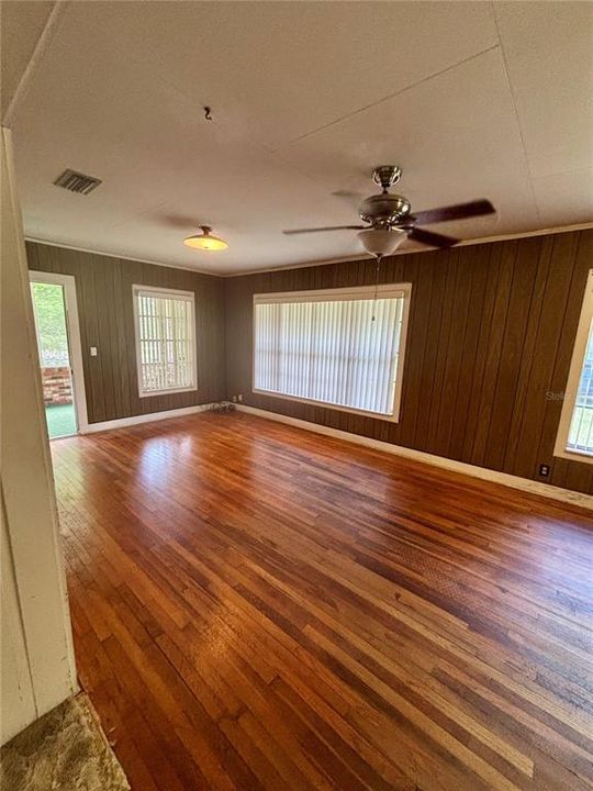 Под контрактом: $235,000 (2 спален, 1 ванн, 1100 Квадратных фут)