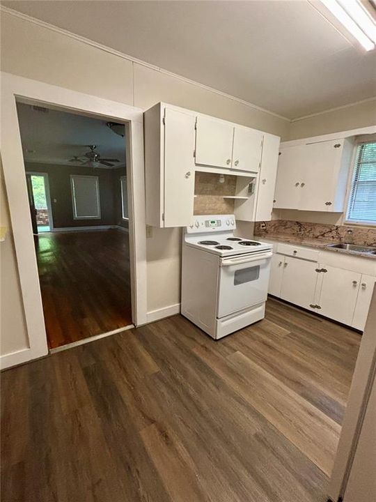 Под контрактом: $235,000 (2 спален, 1 ванн, 1100 Квадратных фут)