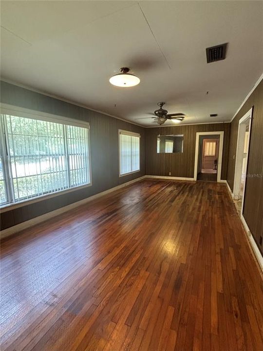 Под контрактом: $235,000 (2 спален, 1 ванн, 1100 Квадратных фут)