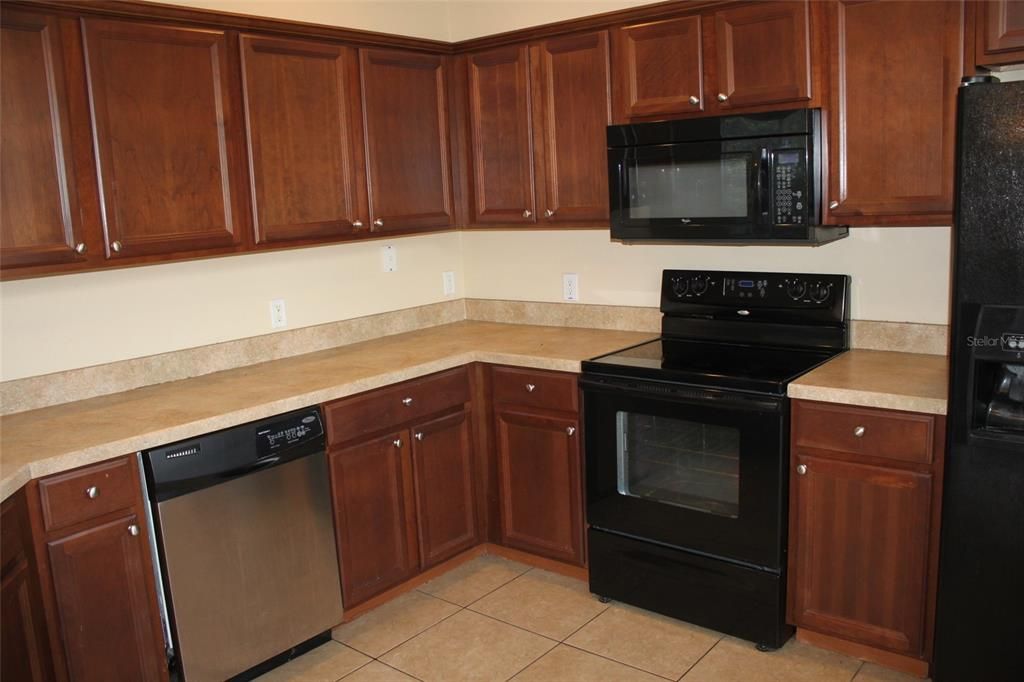 合同活跃: $2,100 (3 贝兹, 2 浴室, 1544 平方英尺)