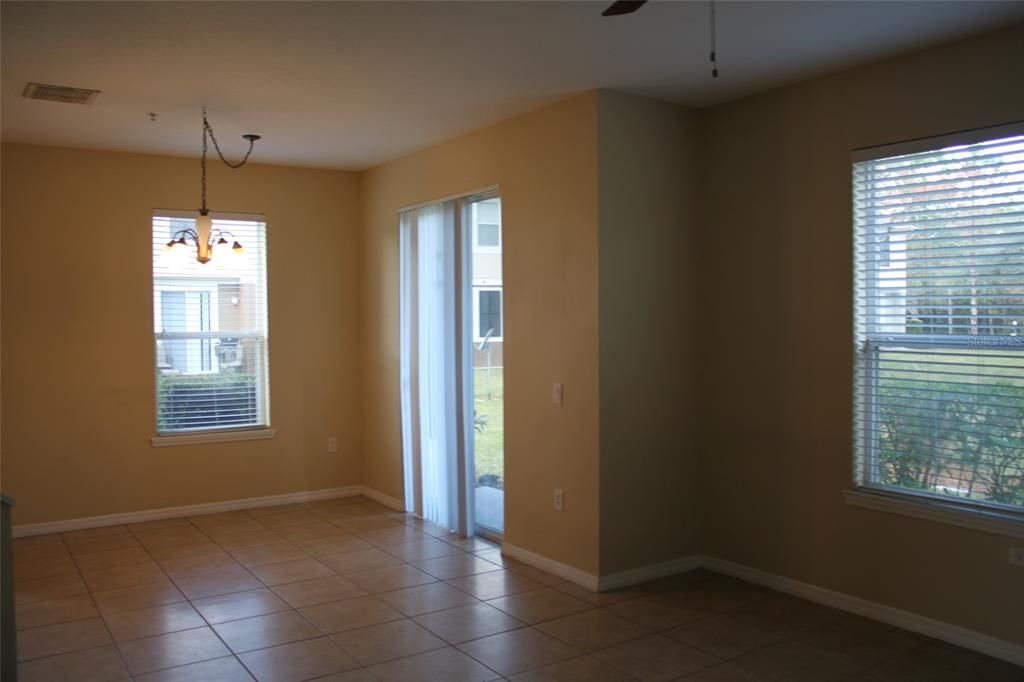 合同活跃: $2,100 (3 贝兹, 2 浴室, 1544 平方英尺)