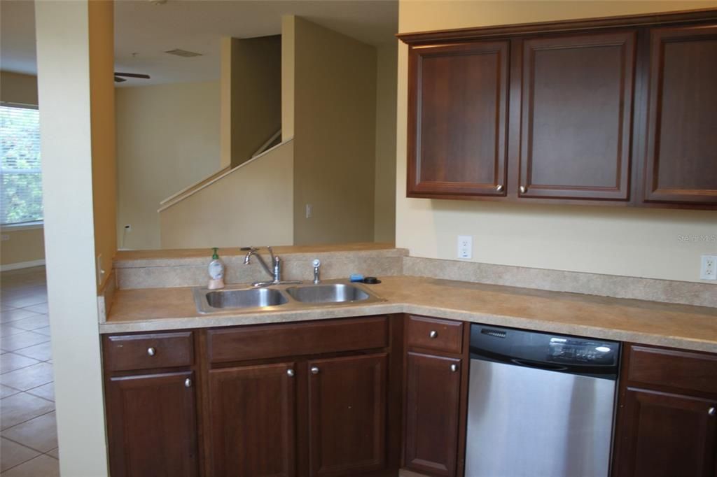 合同活跃: $2,100 (3 贝兹, 2 浴室, 1544 平方英尺)