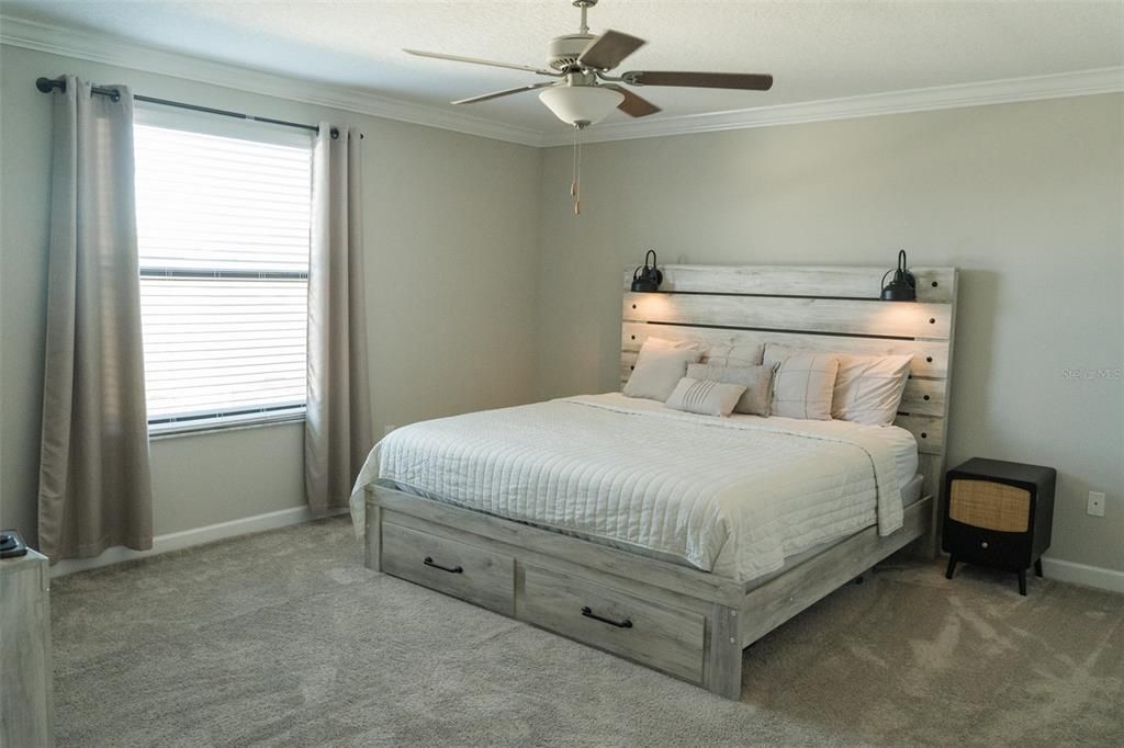 出租: $4,500 (4 贝兹, 3 浴室, 2555 平方英尺)