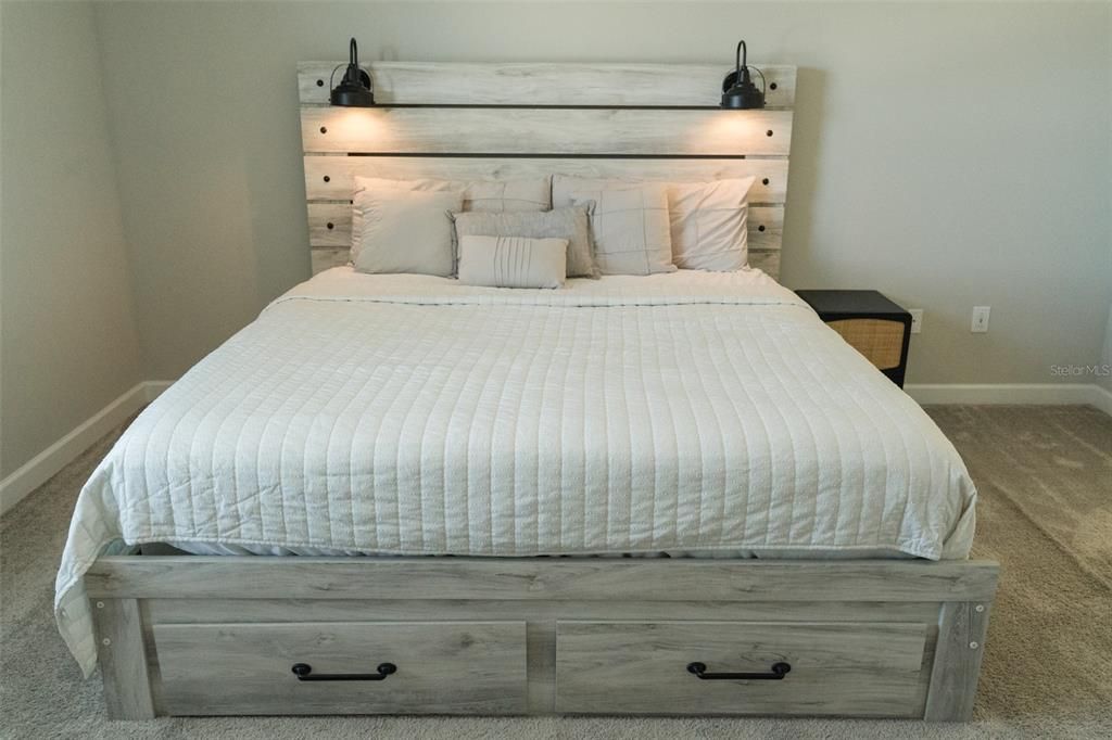 出租: $4,500 (4 贝兹, 3 浴室, 2555 平方英尺)