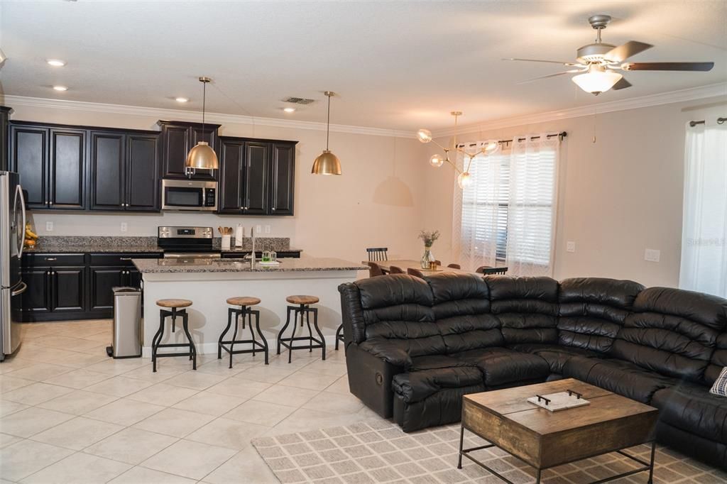 出租: $4,500 (4 贝兹, 3 浴室, 2555 平方英尺)