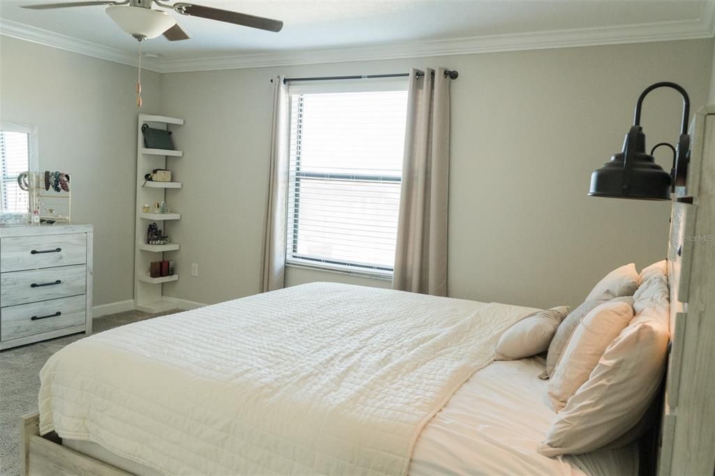 出租: $4,500 (4 贝兹, 3 浴室, 2555 平方英尺)