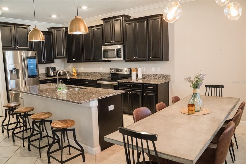 出租: $4,500 (4 贝兹, 3 浴室, 2555 平方英尺)