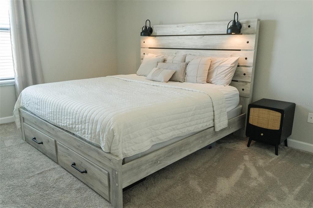 出租: $4,500 (4 贝兹, 3 浴室, 2555 平方英尺)