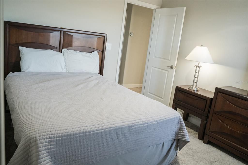 出租: $4,500 (4 贝兹, 3 浴室, 2555 平方英尺)